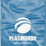 Sacarias industriais plásticas e sacos plásticos para indústria empilhados.