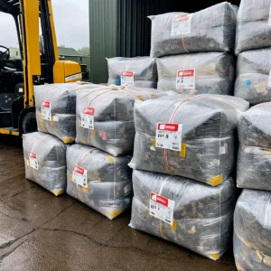 Pátio externo de coleta com fardos de plástico reciclado empilhados para atingir metas de reciclagem